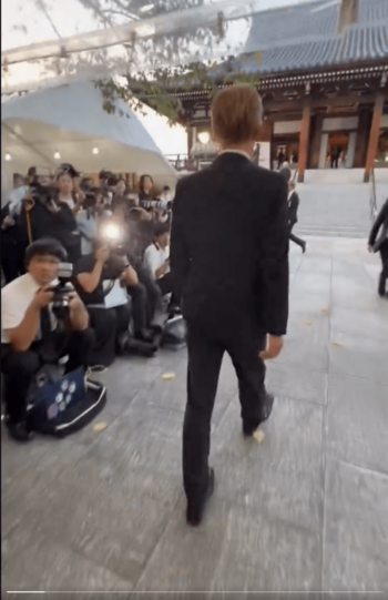 橋幸夫さんの葬儀式場へ向かうEXILE・ATSUSHIのモノマネ芸人RYO(本人Xより)