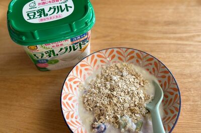 最近は健康のためにオートミールも食べ始めたという(写真/林ひろし)『72歳、好きな服で心が弾む、ひとり暮らし』から抜粋