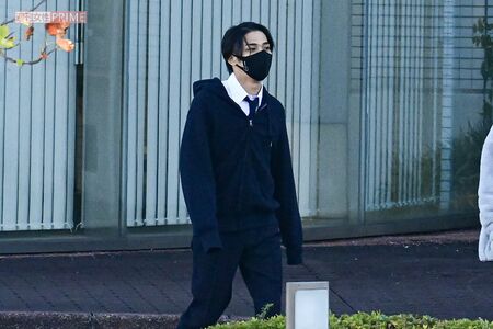 阿部のバディ役を演じる横浜流星。撮影の合間にはリラックスした様子を見せていた