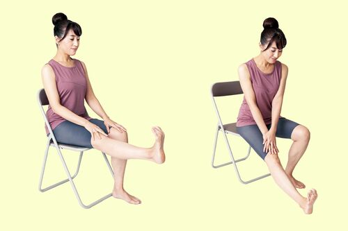 ひざ伸ばし（右）とかかと上げ（左）　モデル／下山直美