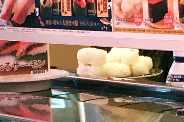 大手回転寿司チェーン店でネタだけを食べ、大量に残されたシャリ（目撃したお客さんが撮影）