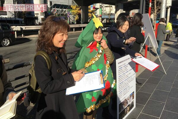 昨年12月、署名活動のため六本木の街頭に立った浅田。寒空の下、多くの署名を集めた