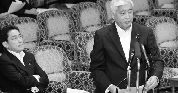  ちぐはぐな対応、あいまいな国会答弁が目立つ中谷防衛相（右）、岸田外相
