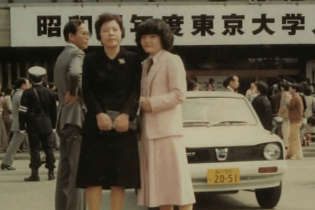 1980年の4月、東京大学の入学式で母と。文学部へと進み、卒業後は森永製菓に入社する