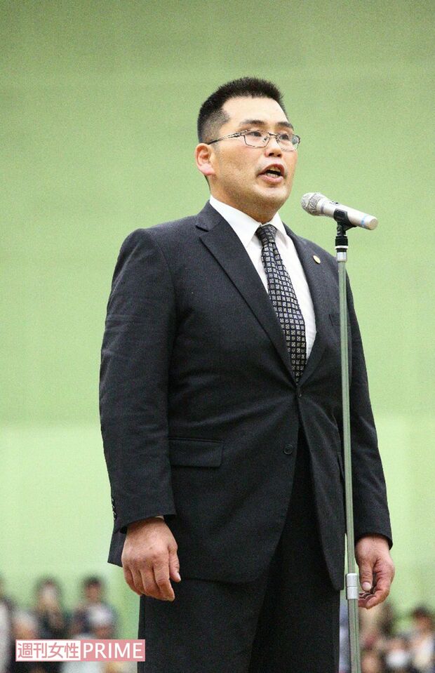 さいたま巡業の土俵上で、勧進元の挨拶を