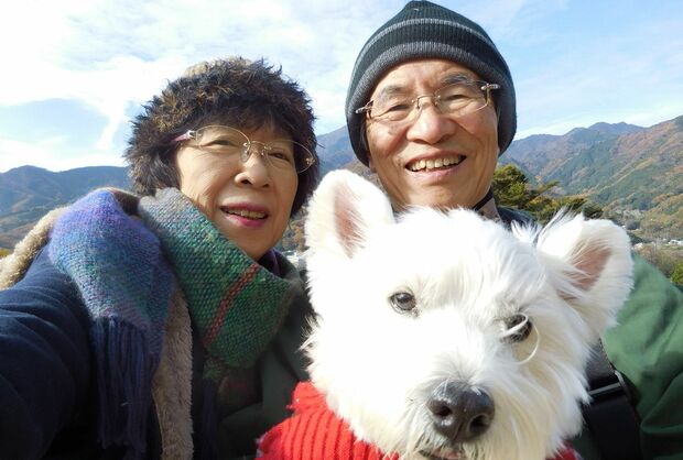'15年12月、恩賜箱根公園を訪れた英司さん、容子さんと愛犬の小春