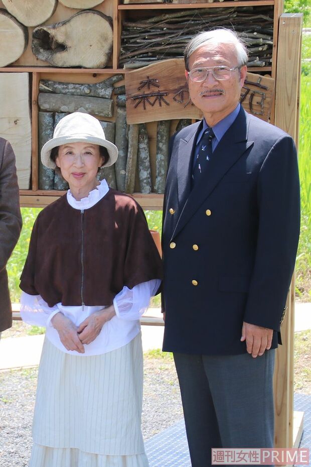 ５月に行われた『昆虫の家』除幕式に参加した八千草さん（左）と池谷会長