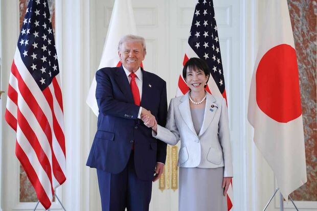 2025年10月28日、日米首脳会談でトランプ米大統領を出迎え、握手を交わす高市早苗首相　撮影／JMPA