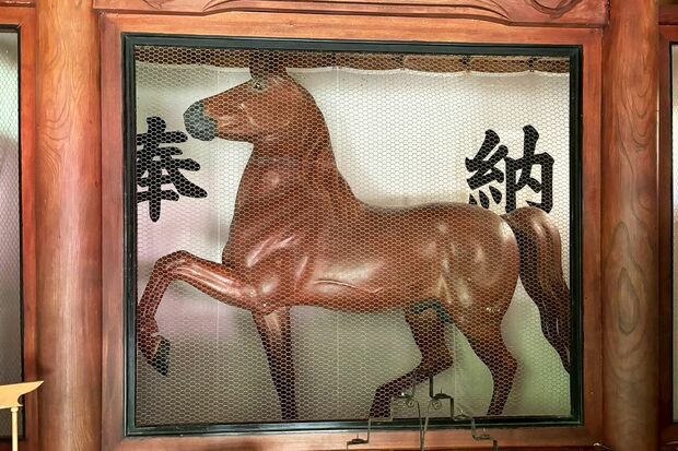 主馬神社のご神体として祀られている金華山号の肖像木型