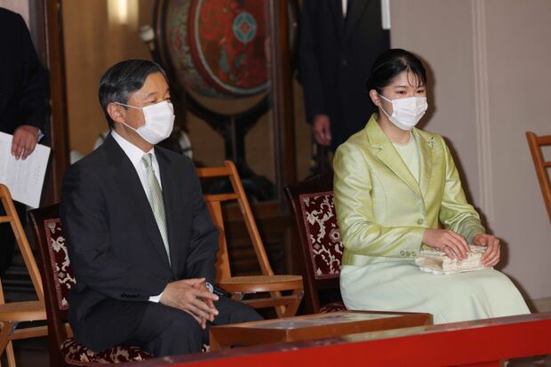 2023年5月、春季雅楽演奏会に臨まれ陛下と愛子さま