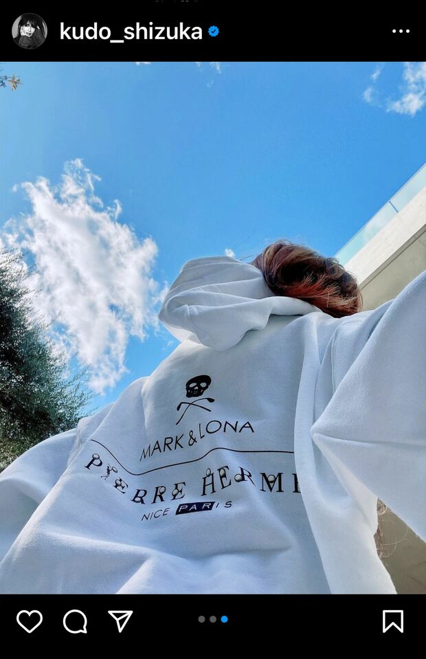 マーク＆ロナで匂わせ……“彼パーカ撮”は、しーちゃん流の内助の功？　ロゴを見せた不自然な構図のしーちゃん（本人公式インスタグラムより）