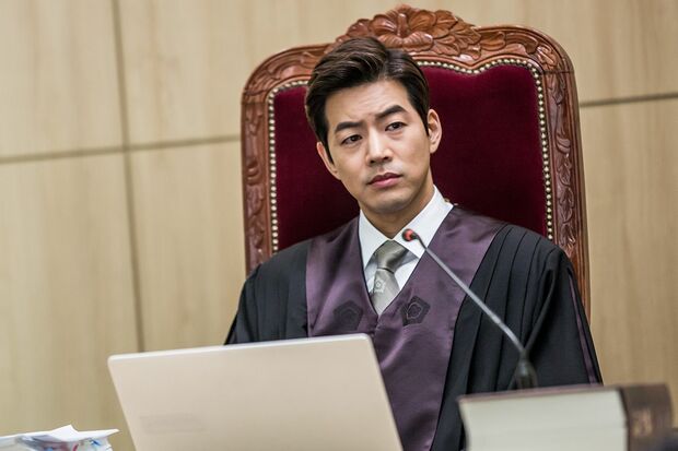 イ・サンユン(36)　『いとしのソヨン』（’12）で大ブレイクし、ソウル大出身のうえ性格もいい理想の息子“オムチナ”として人気に。その後、チェ・ジウと主演した『2度目の二十歳』（’15）などに出演。