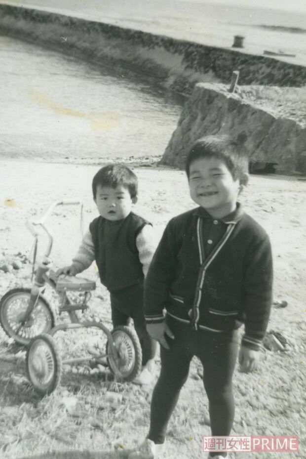 自然の中で過ごしていた3歳のとき、2つ下の弟とのツーショット