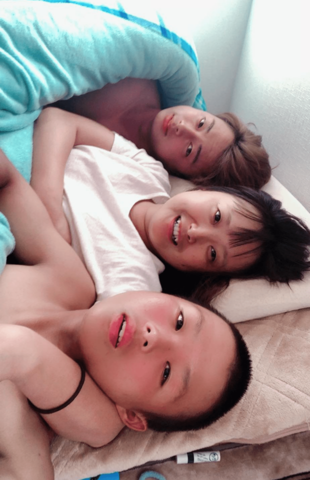 認知症と診断された翌年の'19年。蓮さんと次男・修矢さんとの3ショット