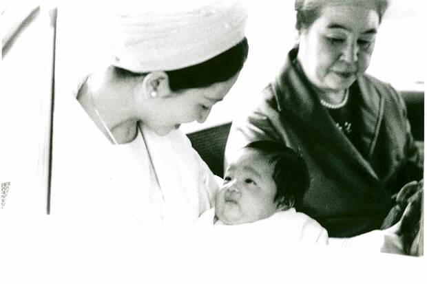 写真②秋篠宮さまもお元気そうに。昭和40（1965）年12月11日