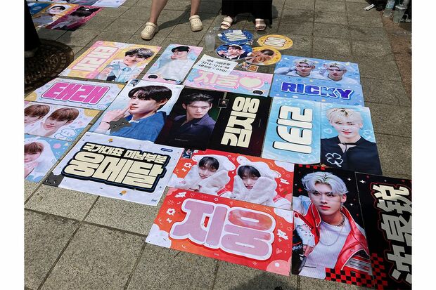 歩道に並ぶ有料の応援スローガン。多くがSNSなどを通じた予約販売制で、日本円で2,000円程度が中心／著者撮影