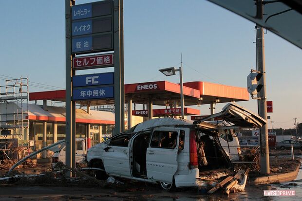 流木などが絡まる車、ここまで水がやってきたことがわかる（2011年3月12日）
