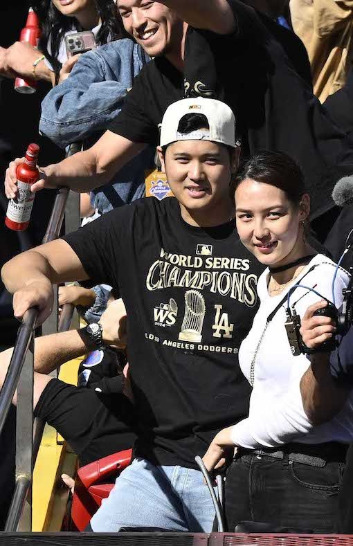 優勝パレードに参加する大谷夫妻　写真/共同通信社