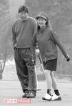 プロゴルファーの尾崎健夫氏(左)と女優の坂口良子さんのゴルフ大会でのツーショット(2004年)