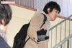 問いかけに対し、手で制しながら稽古場への階段を上っていくコウ氏