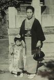 おばあちゃん子だった3歳のみと。近所のお寺にて