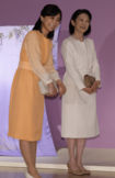 東京・中央区の日本橋高島屋で開催中の刺繍展を訪れた紀子さまと佳子さま。母娘2人で公務に臨むのは5年ぶり(2024年9月10日)