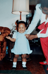 アメリカ・ニュージャージーへ行ったときの写真。夫の実家で撮影したもので、まだ幼い娘のクリスタル・ケイと、手を引いてくれたお義母さん