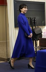 ロイヤルブルーのワンピースをお召しになられた