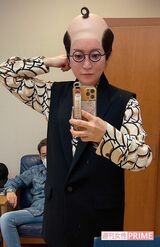 後ろで加トちゃんが見守るなか、伝説のハゲヅラを装着!