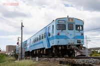 岡山のローカル線、水島臨海鉄道を走る『キハ37形』“日本で唯一”超レアの外吊りドアの“力強い閉鎖”が話…