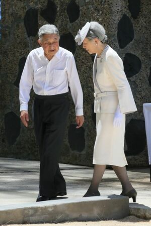 パラオの戦没者碑に白菊をお供え(4月9日)