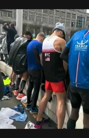 植栽に向かって立ち小便をするランナーたち、外国人の姿も(Twitterより)