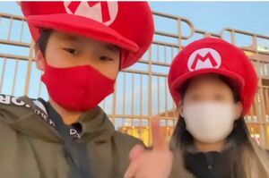 2月中旬、ユニバーサルスタジオでデートした様子をYouTubeにアップするゆたぼん（編集部で画像を一部加工）