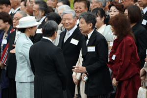 4月に行われた園遊会で“猫談議”に花を咲かせた両陛下と横尾さん（右端）