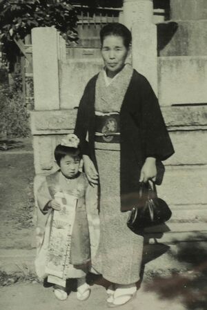 おばあちゃん子だった3歳のみと。近所のお寺にて