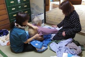 もたつくことなくきよさんに服を着せる２人。介護職の経験と姉妹の絆が光る