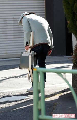 直撃後、記者に丁寧に頭を下げる春風亭昇太（2017年2月）