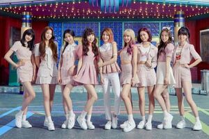 応募者1万人超のオーディションで、1年かけて選ばれた9人。平均年齢は17歳（公式SNSより）