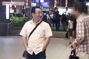 ラフな装いで友人と夜遅くまで飲んでいた春風亭昇太（'19年9月）