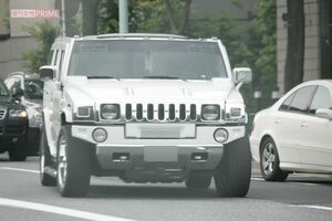 2006年6月、軍用にも使用される頑丈な車で娘も安心