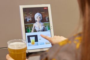 『変なバー』ではタブレットの「アヤドロイド」を操作することで酒が飲める