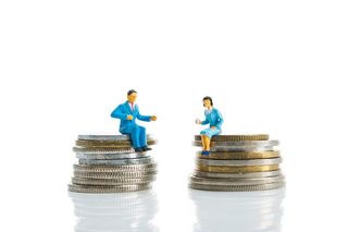 <シニアの婚活>初婚男性はケチ!? デート前に「390円大盛りラーメンと餃子」