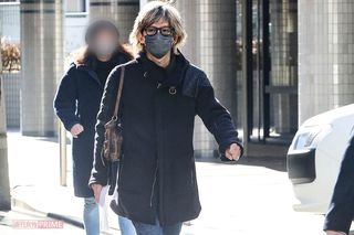 岡本健一の画像 写真 1月 会社の近くを歩く岡本健一 1枚目 週刊女性prime