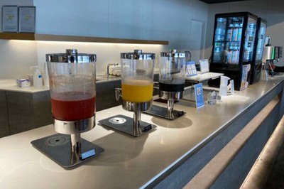羽田空港のラウンジのドリンクコーナー