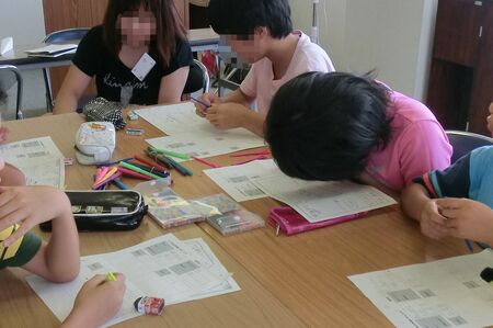 無料で行うキャンプには20名の子ども、10名のスタッフが参加。ワークや個人面談も行う