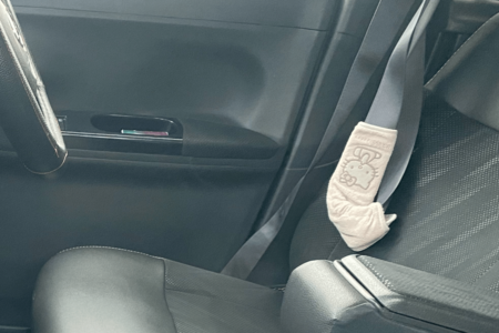 田中容疑者が運転していたという軽自動車のシートベルトにはキティちゃんのカバーが