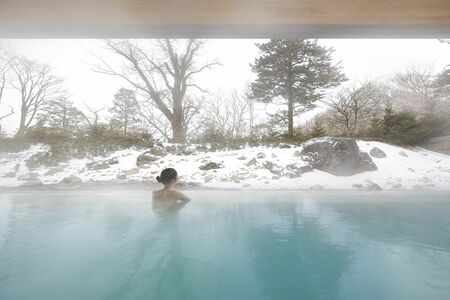 ザ・リッツ・カールトン日光の温泉は、1200年以上の歴史を誇る日光湯元温泉の源泉から湯を引く。保湿成分を多く含むため美肌の湯とも