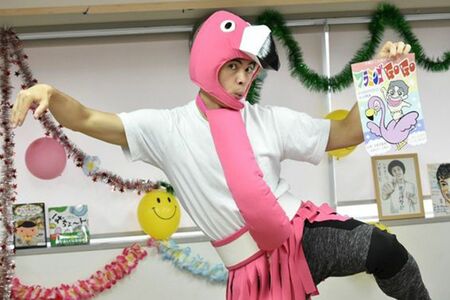 手作りのフラミンゴの衣装を着た小島よしお(筆者撮影)/東洋経済オンライン