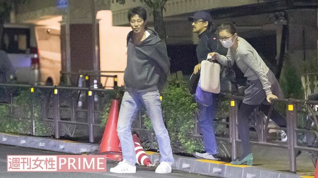 バーを出たのは翌朝5時ごろ。タクシーを止めるべく車道へ出る