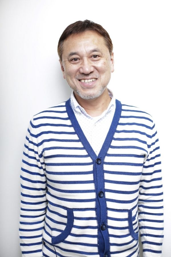 岡博之（おか・ひろゆき）●1958年生まれ。京都府出身。森田健作の現場マネージャーとして上京。テレビ番組「笑ってる場合ですよ」「君こそスターだ」でチャンピオンになり、サンミュージック所属のお笑いタレント第一号「ブッチャーブラザーズ」としてデビュー。ダンディ坂野、カンニング竹山、ヒロシを世に送り出すプロデューサーとしても活躍。現（株）サンミュージックプロダクション取締役。